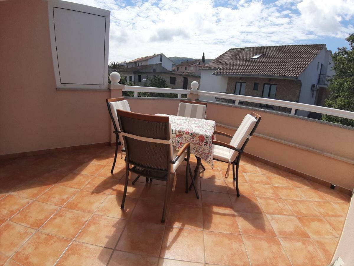 Apartments And Rooms Dobrila Jelsa (Hvar) Exterior foto